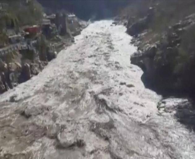 冰川断裂引发洪灾 印度150名水电工人失踪 大批警察紧急救援