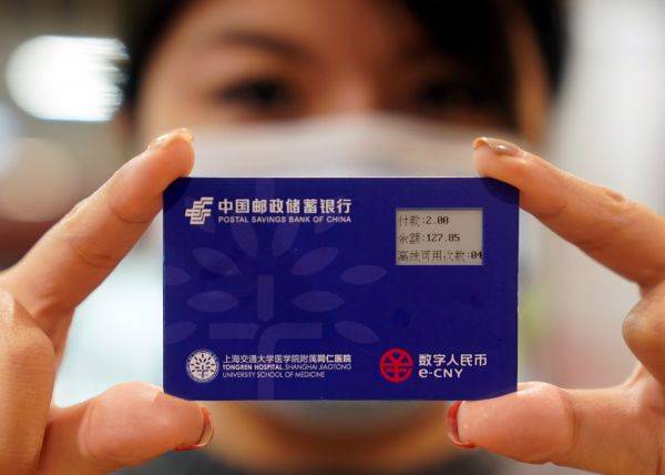 1月5日，在上海交通大学医学院附属同仁医院，工作人员在展示数字人民币“硬钱包”。（新华社）