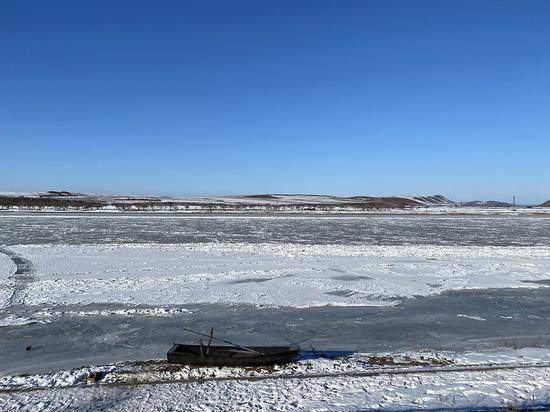 联兴村隔一条江是内蒙古管辖的莫力达瓦达斡尔族自治旗，到冬天江面冰封。澎湃新闻记者黄霁洁图