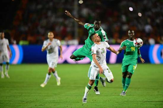 ▲2019年7月19日，阿尔及利亚队球员贝纳塞（中前）在比赛中拼抢。当日，在埃及首都开罗举行的2019年非洲杯足球赛决赛中，阿尔及利亚队以1比0战胜塞内加尔队，获得冠军。新华社记者邬惠我摄