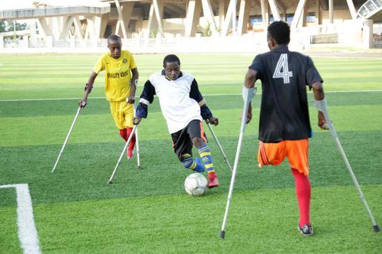▲坦桑尼亚截肢者足球队队员在位于达累斯萨拉姆的一个体育场内训练（1月26日摄）。新华社发
