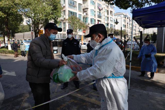 上海浦东封闭管理的小区，800多名老人的用药如何保障？快递成堆怎么办？