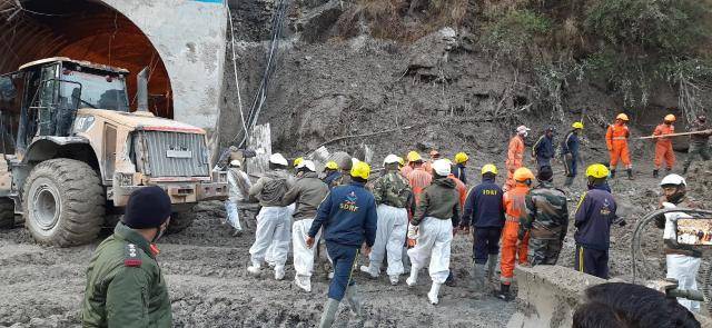 印度北阿坎德邦溃坝现场找到10具遗体 30多人被困隧道