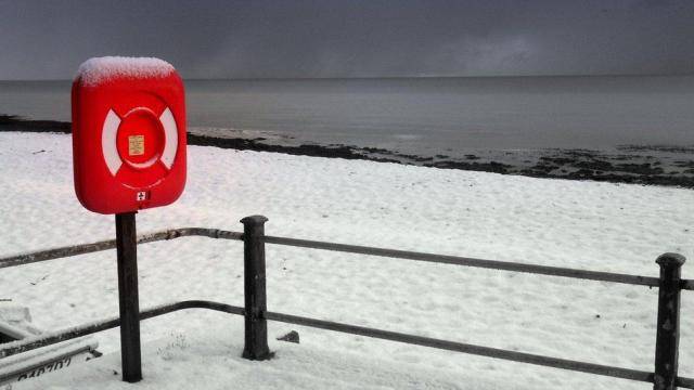 风暴“达西”袭击英国部分地区 带来降温、降雪及大风天气