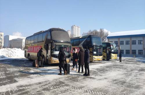 我校教师邀请留校学生回家过年