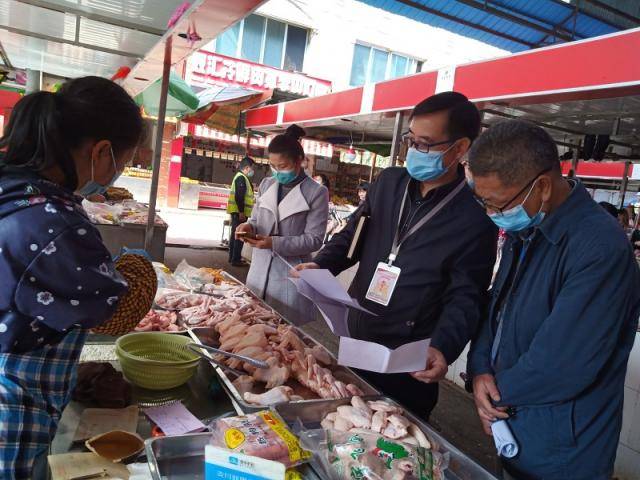 督查组到银兴市场对冷藏冷冻食品经营单位进行督查。