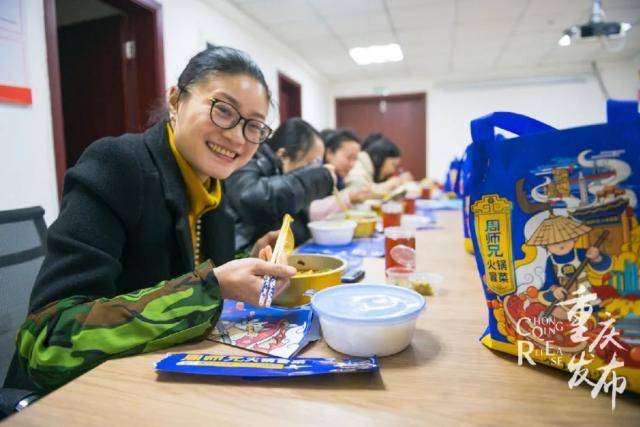 社区工作者品尝火锅邹乐摄