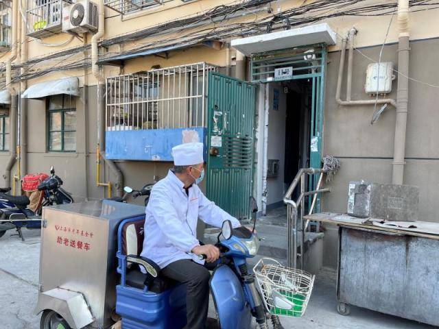 59岁的他连续9年给上海独居老人送餐，为何2.5公里的路跑了1万多步？