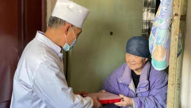 59岁的他连续9年给上海独居老人送餐，为何2.5公里的路跑了1万多步？