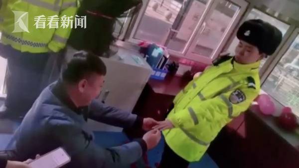 女交警春节就地过年 男友岗亭求婚：给你一个家