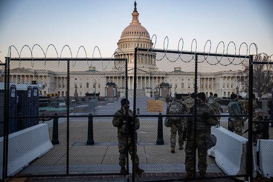 国会大厦前的国民警卫队士兵（Getty）