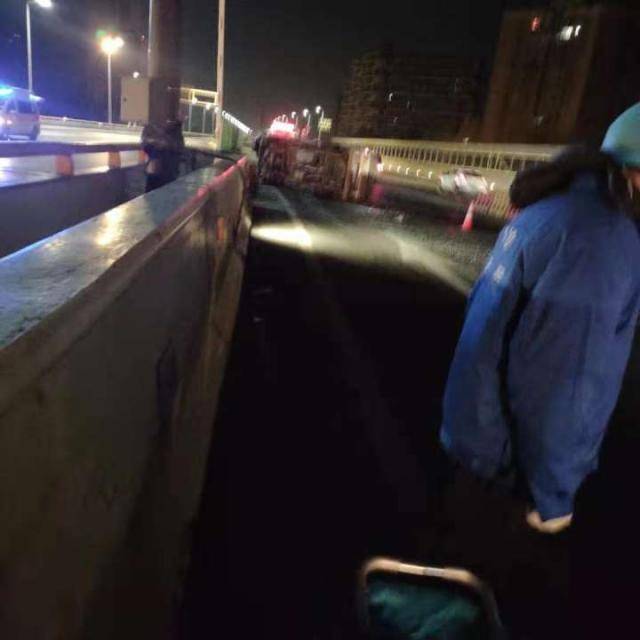 杭州西兴大桥上桥口发生事故：有警务人员受伤 正在救治