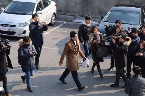  2017年2月3日，韩国负责“亲信干政”事件调查的特别检察组试图进入青瓦台搜查。