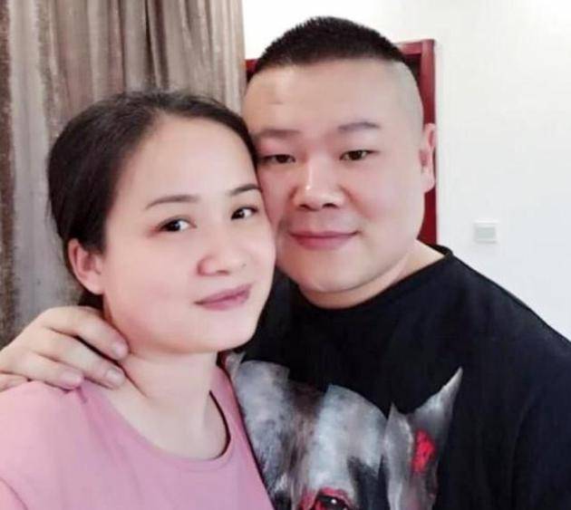 岳云鹏与老婆郑敏合照