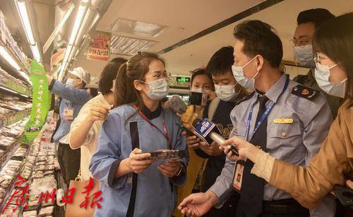 资料图：天河城永旺超市，检查人员检查明码标价情况。