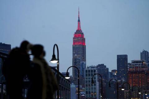 当地时间2月10日，美国纽约帝国大厦亮起红色灯光，庆祝中国春节。新华社记者王迎摄