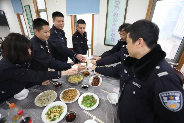 姜军兵（左二）和同事提前在所里吃年夜饭