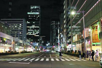 东京都延长紧急状态，夜晚街头冷冷清清