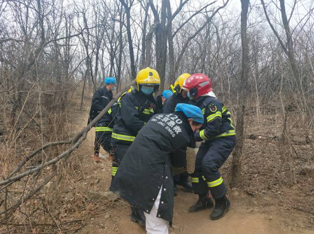 市民大年初一登山求好彩头，不慎骨折求助消防员