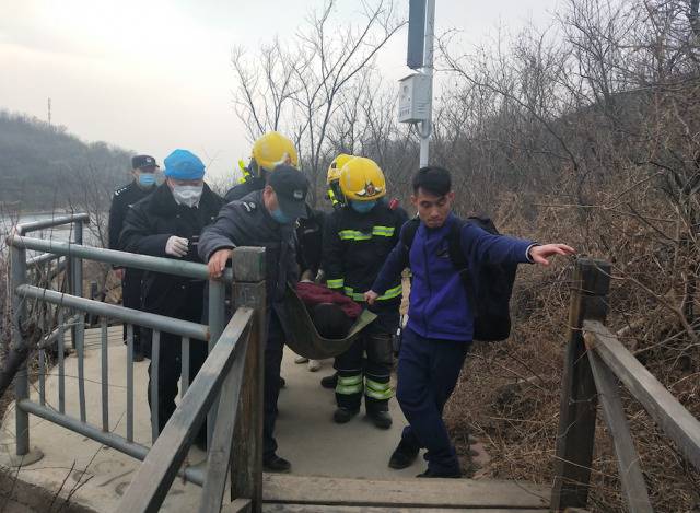 市民大年初一登山求好彩头，不慎骨折求助消防员