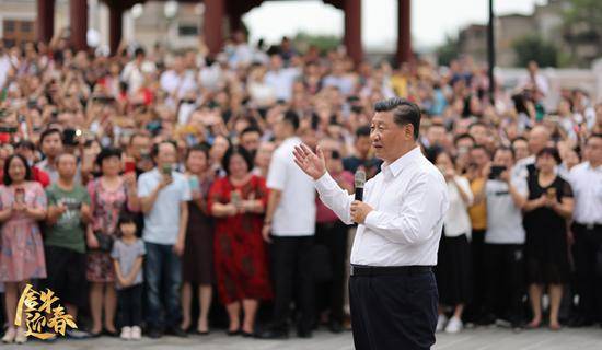 2020年10月13日，习近平总书记在广东省汕头市小公园开埠区，同当地群众和游客亲切交流。