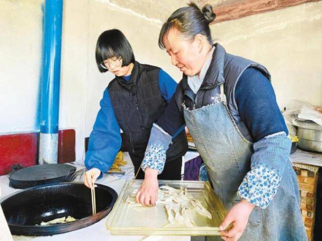 乔秀玲和女儿一起炸“翻跟头”。记者栾雨嘉摄