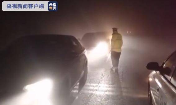 陕西发布大雾黄色预警 多条高速入口封闭能见度不足50米