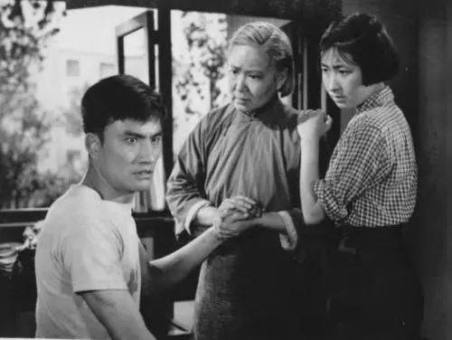 1965年，主演剧情电影《年青的一代》