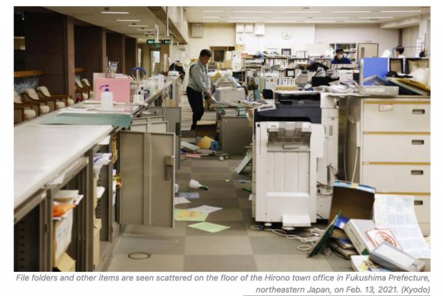 地震发生后，日本福岛县某办公室。/《日本时报》报道截图
