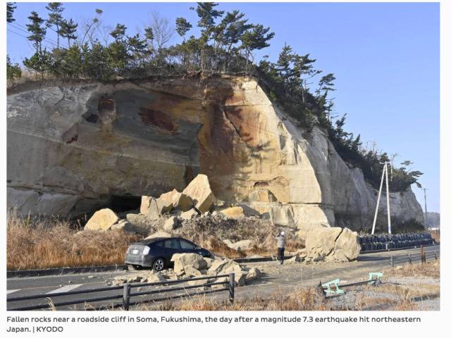 地震发生后，福岛县相马市的岩石掉落。《日本时报》网站截图