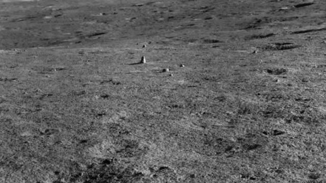 中国“玉兔二号”月球车在月球背面发现一块奇怪岩石
