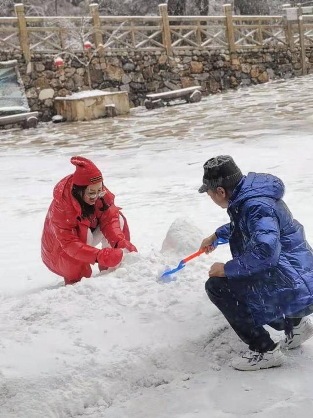 游客在海螺沟堆雪人海螺沟景区供图