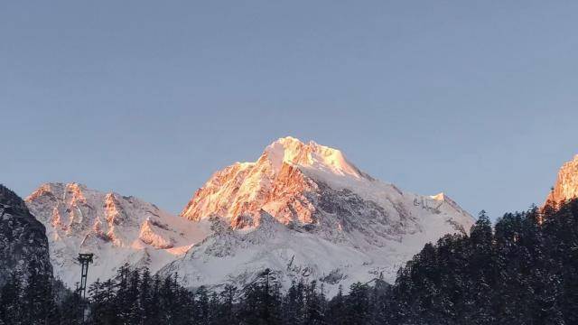 海螺沟日照金山景色海螺沟景区供图