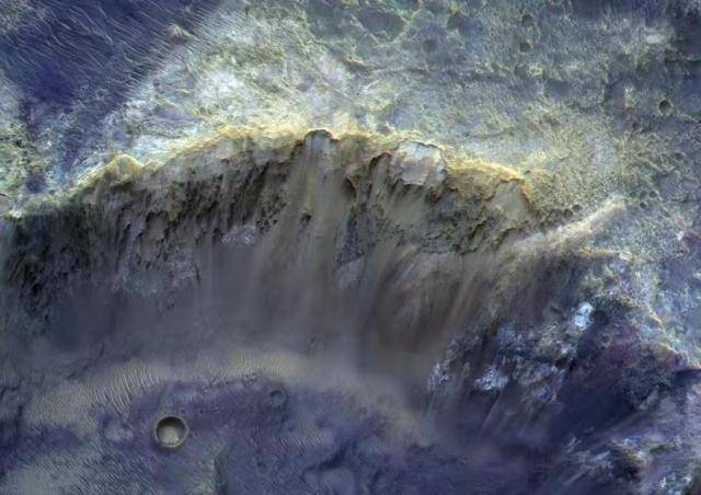 俄罗斯航天集团发布火星表面环形山照片