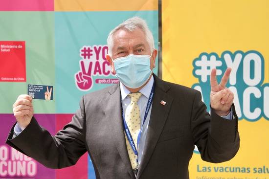 2月12日，智利卫生部长帕里斯在首都圣地亚哥接种第一剂中国科兴公司研发的新冠疫苗后，展示自己的疫苗接种卡。新华社发（智利卫生部）
