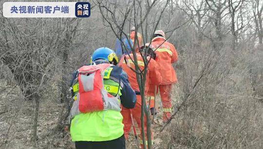 北京：群众被困山中消防紧急救援 外出游玩需谨慎