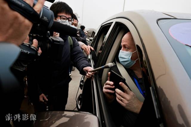 2月3日，世卫组织专家组成员达萨克走访武汉病毒研究所。图自澎湃影像