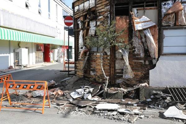 这是2月14日在日本福岛县相马市拍摄的一处因地震导致外墙脱落的房屋。新华社记者杜潇逸摄