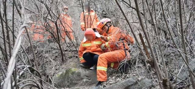 北京一家三口过节爬山迷路被困一夜 消防员再发提醒勿爬野山