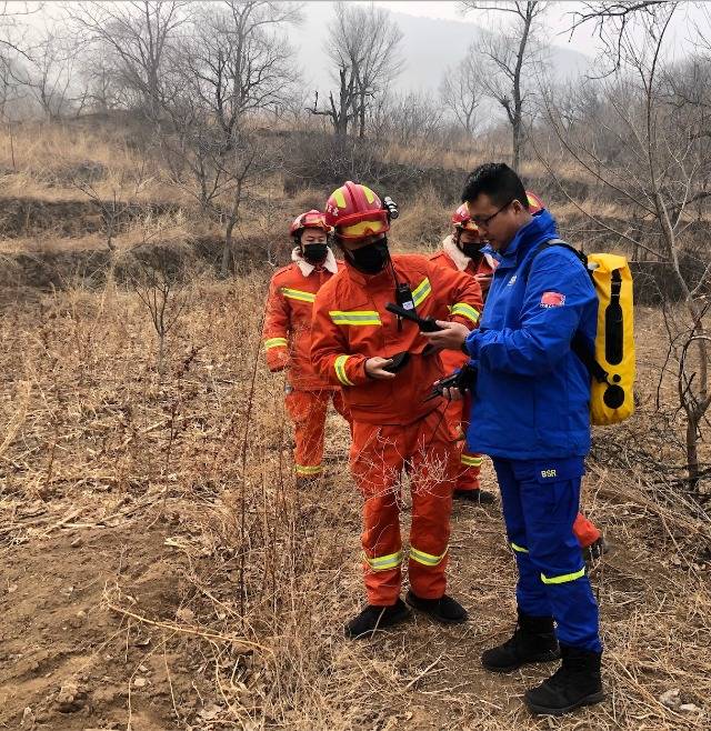 北京一家三口过节爬山迷路被困一夜 消防员再发提醒勿爬野山