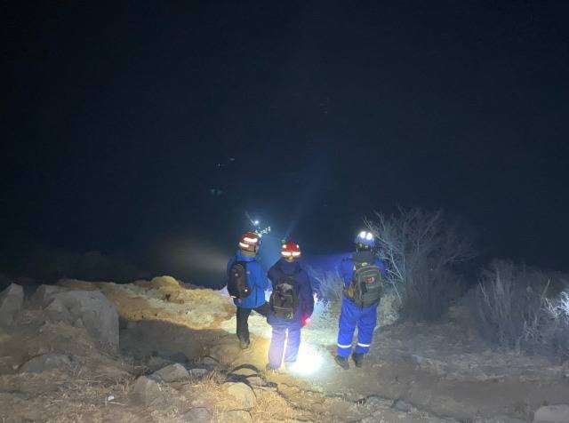 北京一家三口过节爬山迷路被困一夜 消防员再发提醒勿爬野山