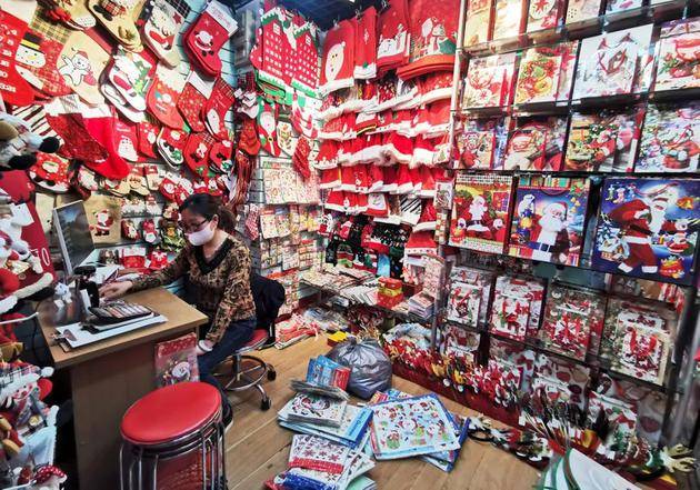 义乌商贸城，圣诞用品商铺图片来源：每经记者朱玫洁摄