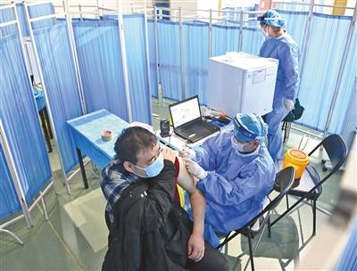春节长假期间，北京东城、丰台等多区持续开展新冠疫苗接种工作