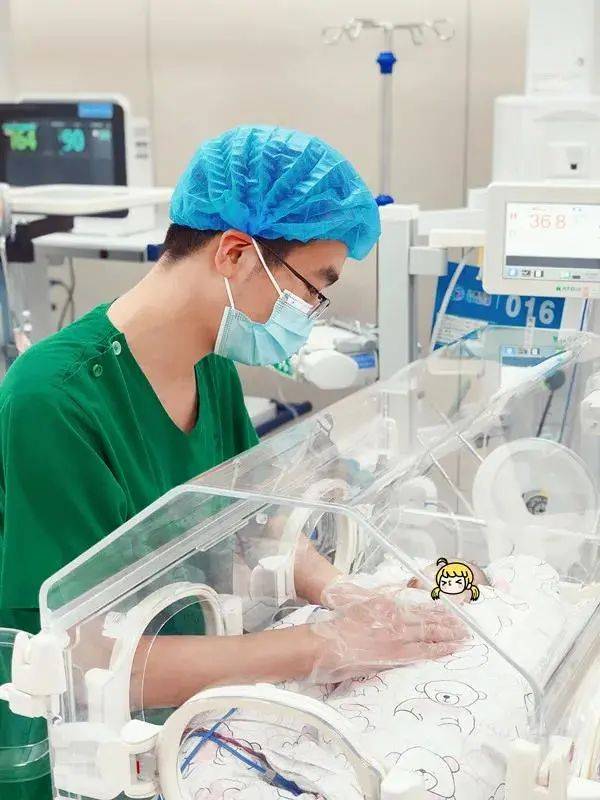 除夕夜，他们坚守病区守护可爱的小天使们。图：重庆医科大学附属儿童医院