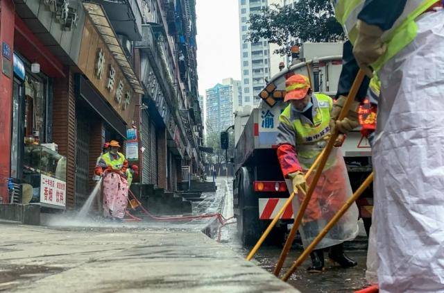 环卫工人们正在清洗路面。图：微渝中