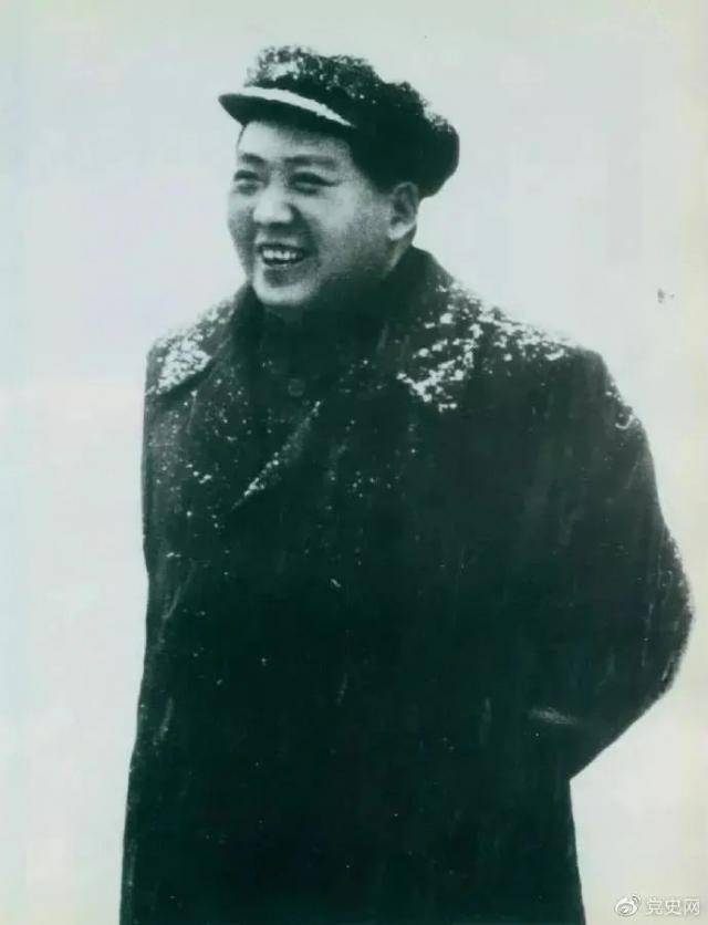 毛泽东于1953年2月16日第一次来武汉。图为毛泽东赴汉口途中下车喜迎春雪。