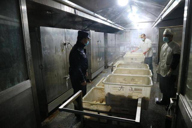过年了，监狱罪犯包了几万个饺子，如何同时下锅？