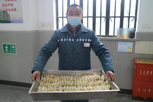 过年了，监狱罪犯包了几万个饺子，如何同时下锅？