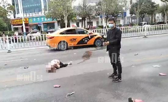 惨烈!广西柳州荣军路女骑手横穿马路被出租车撞腾空 未戴头盔有生命危险