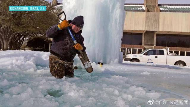 一名得州居民正在拿着铁锹铲雪。图源| CGTN